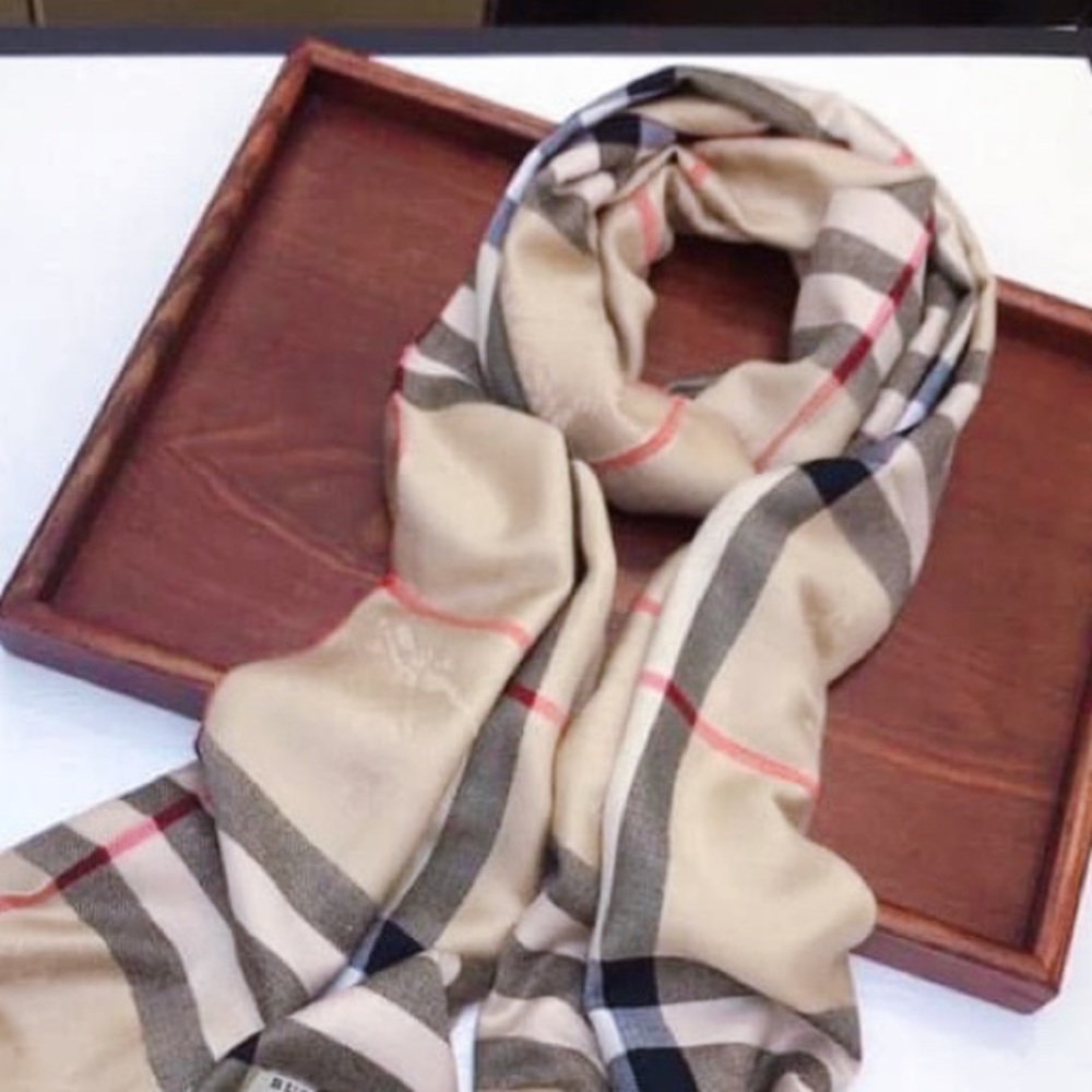 Burberry scarf beige color - Picture 3 of 3